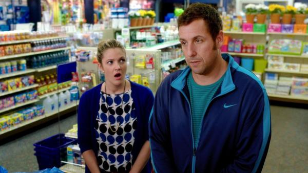 Bild 1 von 15: Lauren (Drew Barrymore, l.) und Jim (Adam Sandler, r.) treffen sich zu einem Blind Date. Leider verläuft dies katastrophal und sie entschließen sich, einander niemals wiederzusehen. Doch der Zufall will es anders ...