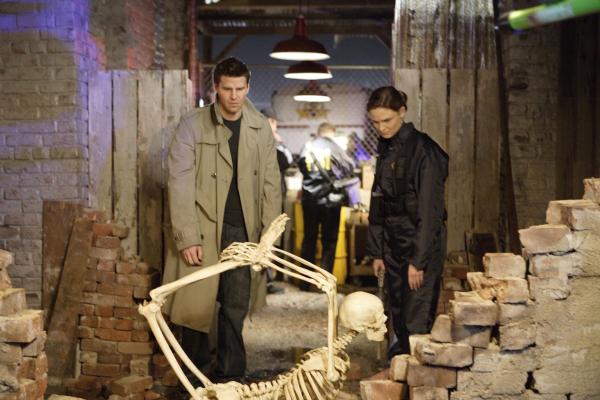Bild 1 von 8: Booth (David Boreanaz, l.); Dr. Brennan (Emily Deschanel, r.)