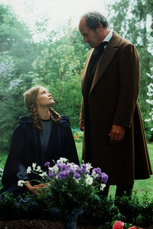 Bild 1 von 5: Aschenputtel (Petra Vigna) und ihr Vater (Jean-Marc Bory) am Grab von Aschenputtels leiblicher Mutter.