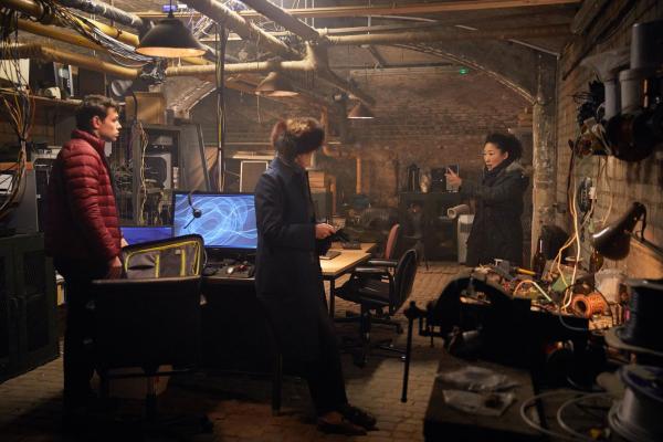 Bild 1 von 8: (v.l.n.r.) Kenny Stowton (Sean Delaney); Carolyn Martens (Fiona Shaw); Eve Polastri (Sandra Oh)