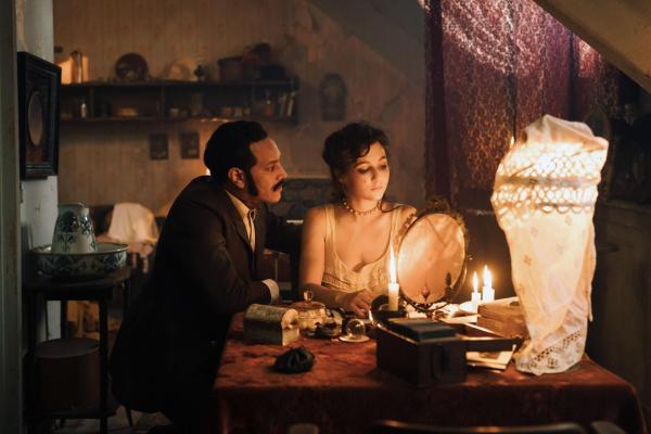 Bild 1 von 4: Der Baron (Ouassini Embarek, l.); Gisèle (Nastya Golubeva Carax, r.)