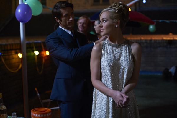 Bild 1 von 7: Joan Millar (Jessica Marais, l.); Dr. Patrick McNaughton (Jonathan LaPaglia, r.)