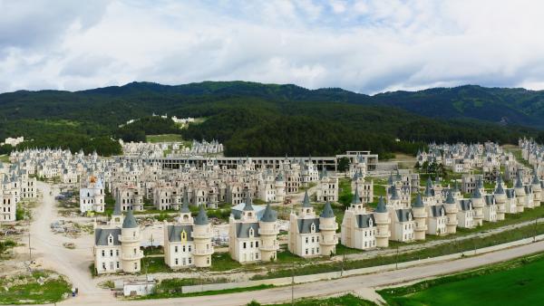 Bild 1 von 1: Kitsch-Schlösser im türkischen Burj Al Babas: ein geplatzter Investoren-Traum mit Disney-Flair.