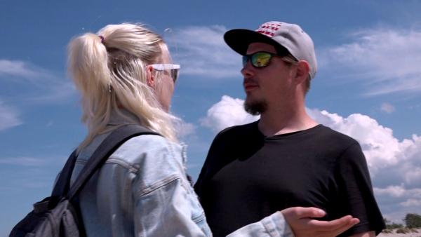 Bild 1 von 3: Cindy besucht mit ihrem Verlobten Ossi in Rostock ihre Eltern. Das Paar möchte die freie Zeit nutzen, um ins nahe gelegene Seebad Warnemünde zu fahren. Am Strand wagt Ossi sogar einen Sprung in die kalte Ostsee.