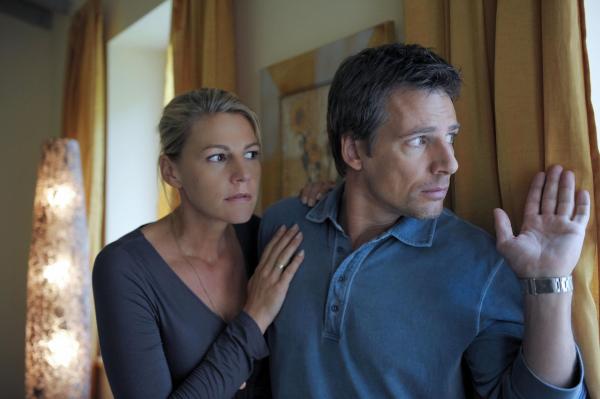 Bild 1 von 8: Bei den Michalkes (René Steinke, r. und Sophie Schütt, l.) herrscht Krisenstimmung: Nicht nur, dass sie einen Unfall vertuscht und das bewusstlose Unfallopfer in ihr Haus \