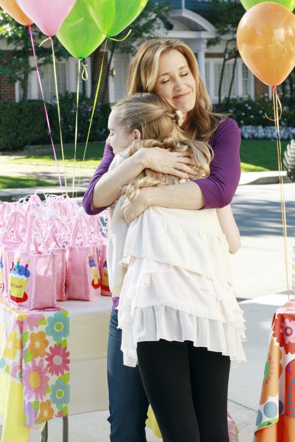 Bild 1 von 39: Während Lynette (Felicity Huffman, r.) mit Penny (Darcy Rose Byrnes, l.) ihren Geburtstag feiert, bittet Karen aufgrund ihrer Krebserkrankung Bree darum, ihr zu helfen, ihrem Leben ein schnelles Ende zu setzen ...