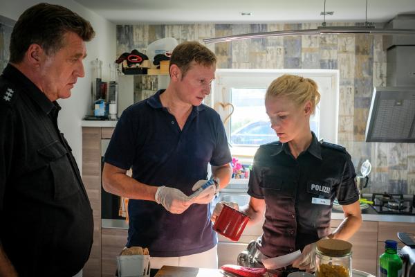 Bild 1 von 10: Dr. Haase (Fabian Harloff, M.), Franzi (Rhea Harder-Vennewald, r.) und Hans (Bruno F. Apitz, l.) finden in Max Beiers Küche die Ursache für dessen Überdosis: offenbar wurden hochdosierte Schmerzpflaster ausgekocht und injiziert.