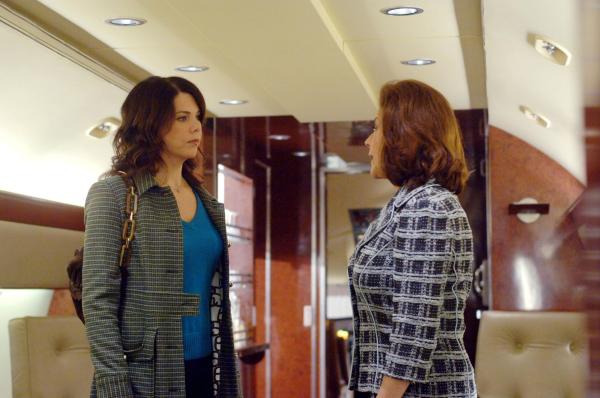 Bild 1 von 13: Rory erkennt, dass das Leben bei ihren Großeltern nicht das richtige für sie ist und sie eigene Wege gehen muss. Emily (Kelly Bishop, r.) vermutet jedoch, dass Lorelai (Lauren Graham, l.) hinter dem Sinneswandel ihrer Enkelin steckt ...
