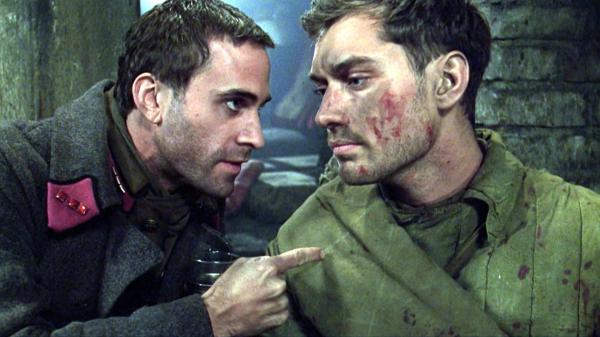 Bild 1 von 5: Die Freundschaft zwischen Danilov (Joseph Fiennes, li.) und Vassili (Jude Law, re.) wird auf eine harte Probe gestellt..