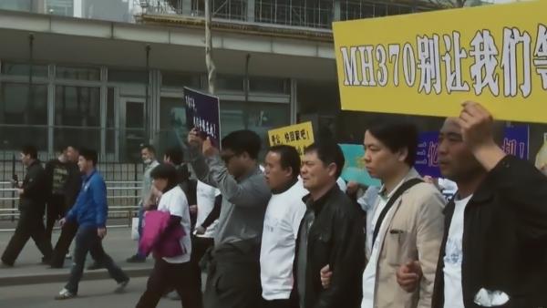 Bild 1 von 2: Pure Verzweiflung: In Peking gehen Angehörige der vermissten Passagiere auf die Straße. Sie vermuten, dass die Behörden ihnen die Wahrheit verschweigen.