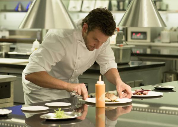 Bild 1 von 13: Der schwer angeschlagene Sternekoch Adam Jones (Bradley Cooper) will neu anfangen. Während seine Konkurrenten ihn längst abgeschrieben haben, jagt er selbst dem dritten Michelin-Stern nach ...