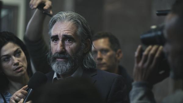 Bild 1 von 6: Dr. Arthur Wilde (John Lynch, M.)