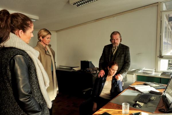 Bild 1 von 8: Der Seniorchef Gisbert Bächle (Paul Faßnacht) versucht seine Tochter Andrea (Chiara Schoras, sitzend), die gerade von Martina Seiffert (Astrid M. Fünderich, 2.v.l) und Selma Kirsch (Yve Burbach) erfahren hat, dass ihr Mann tot ist, zu trösten.