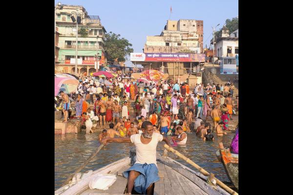 Bild 1 von 4: Ruderer und Badende am Ganges