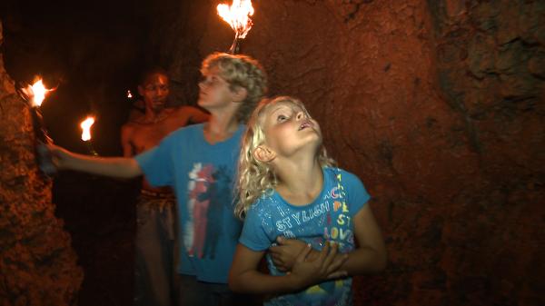 Bild 1 von 3: Merla und Leo wollen eine Höhle tief im Dschungel erforschen. \