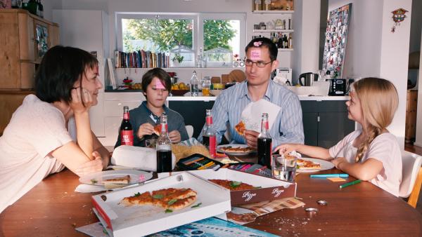 Bild 1 von 6: Senta (Nicolette Krebitz, l.) und Thomas (Clemens Schick, 2.v. r.) springen als Babysitter bei Freunden ein. Die Rolle als Ersatzeltern scheint beiden gut zu gefallen.