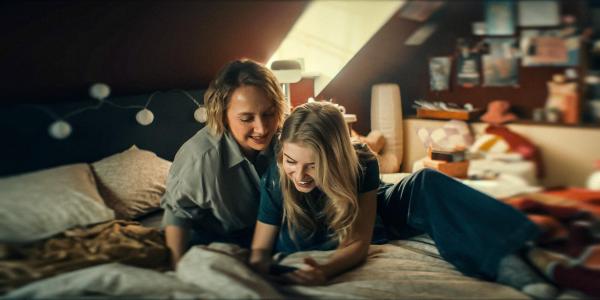 Bild 1 von 1: Im Bild: Blum (Anna Maria Mühe) erinnert sich: Sie unterhält sich mit ihrer Tochter Nela (Emilia Pieske) in deren Zimmer.