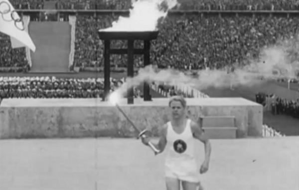 Bild 1 von 5: Der Fackelläufer bei der Eröffnung der Olympischen Spiele 1936.