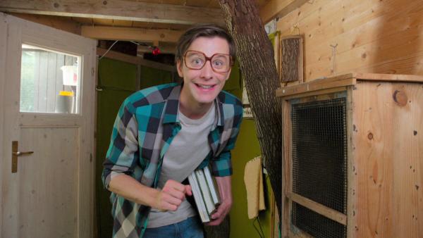 Bild 1 von 4: Um Patricia ein für alle Mal zu schlagen, hat sich Jojo einen ganzen Stapel Tierlexika durchgelesen und fühlt sich top vorbereitet für das nächste Rätsel. Aber wird ihm dieses Wissen dabei helfen, ein Tier mit Vampirzähnen, Stummelschwanz und Schweißfüßen zu finden?