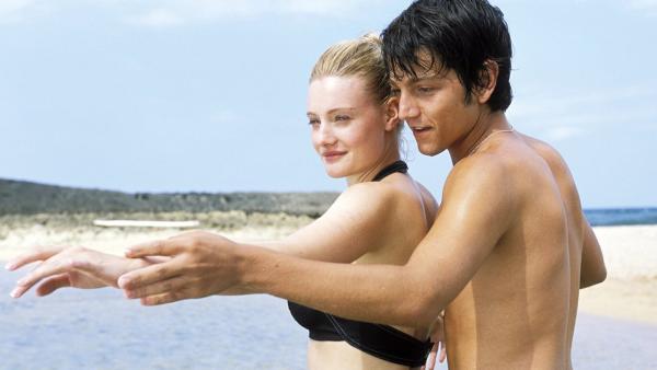 Bild 1 von 1: Die 18-jährige Katey (Romola Garai) trifft sich heimlich mit Javier (Diego Luna), um für einen Tanzwettbewerb zu üben..