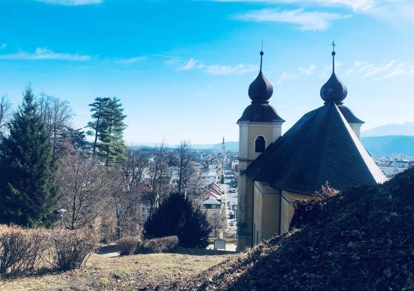 Bild 1 von 2: Im Bild: Kreuzberglkirche mit Blick auf Klagenfurt.