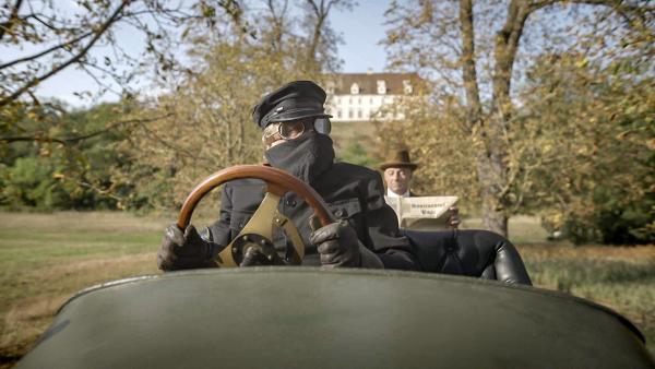 Bild 1 von 20: Im Bild: Chauffeur mit Adeligen.