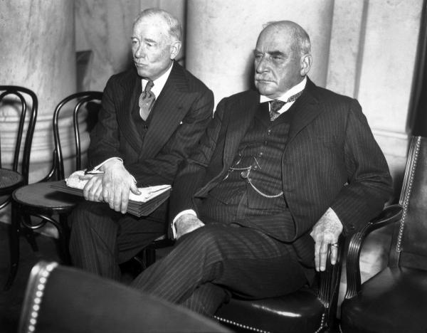 Bild 1 von 8: Im Bild: 07.01.1936 - Washington, D.C. - John Pierpont Morgan (rechts) und sein Partner Thomas W. Lamont werden vom State Munitions Committee zu ihren Finanztransaktionen während des Weltkrieges befragt.