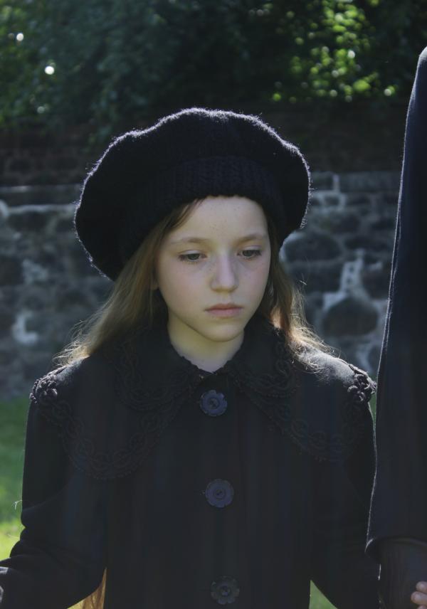 Bild 1 von 4: Ada Berry hat bereits ihre Mutter durch die Grippe verloren. Innerhalb von nur zwei Tagen sterben auch ihr Vater und ihr jüngerer Bruder Noel.