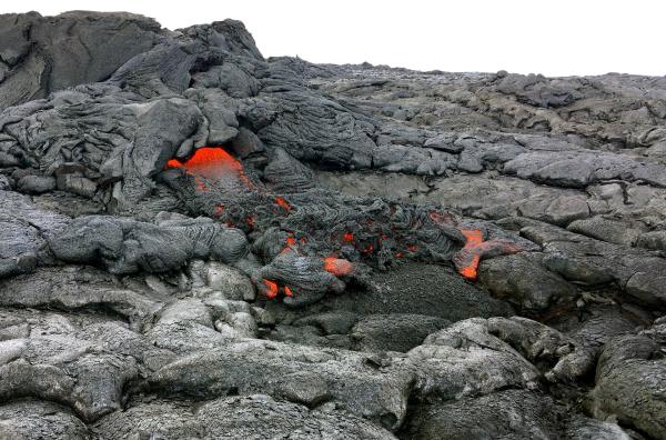 Bild 1 von 4: Bei ihrem Austritt ist die Lava des Kilauea etwa 1.100 Grad Celsius heiß.
