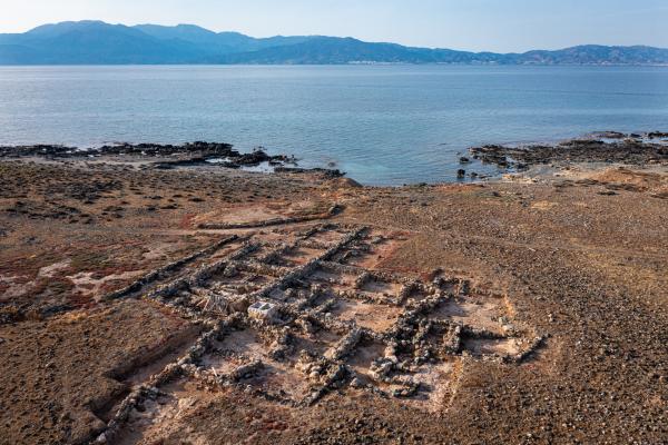Bild 1 von 8: In der minoischen Anlage auf Chrysi, Griechenland gibt es rätselhafte Funde. Dirk Steffens begibt sich auf Spurensuche.
