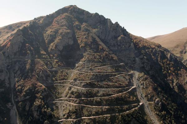 Bild 1 von 4: Die Derebasi-Kurven aus der Luft: eine der gefährlichsten Straßen der Welt x