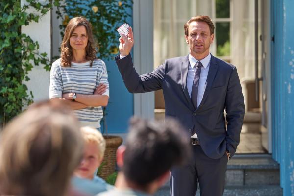 Bild 1 von 14: Anwalt Felix (Hendrik Duryn, r.) ist nicht an Carolins (Susan Hoecke, l.) Geld interessiert. Er will lediglich seiner Mutter Elinor im Altenheim einen möglichst angenehmen Lebensabend verschaffen und dazu braucht er eine möglichst ausgeglichene Carolin ...