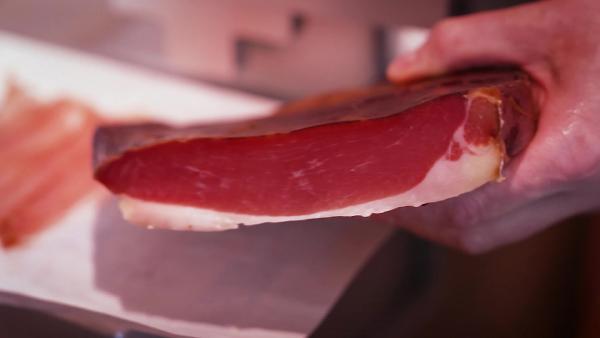 Bild 1 von 3: Eine seltene Delikatesse ist der Regnitztaler Schinken, welcher aus fränkischen Schweinen produziert und mit Steinsalz gesalzen einen besonders feinen Geschmack hat.