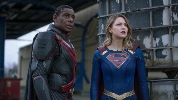 Bild 1 von 9: Hank Henshaw alias J'onn J'onzz (David Harewood, l.); Kara alias Supergirl (Melissa Benoist, r.)