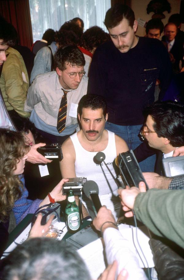 Bild 1 von 9: Freddie Mercury 1984, umgeben von Reportern: Er liebte die Promiskuität aber hasste Interviews. Er war \