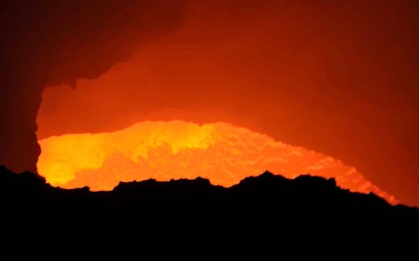 Bild 1 von 3: Wissenschaftler messen regelmäßig die Temperatur der Lava des Pacaya. Meist liegt sie bei etwa 800 Grad Celsius.