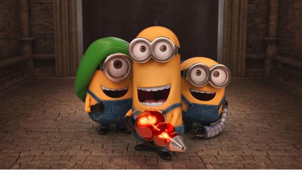 Bild 1 von 2: (L to R) STUART, KEVIN and BOB dig their new gadgets in Minions, Universal Pictures and Illumination Entertainment?s comedy adventure in which the Minions try to save all Minionkind?from annihilation.Credit: Universal Pictures and Illumination Entertainment