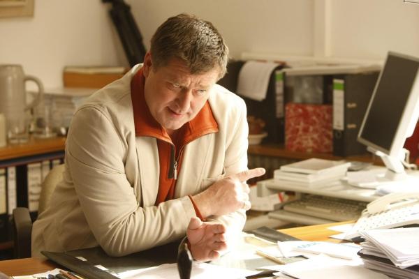 Bild 1 von 26: Danni versucht die Unschuld von Mehmet zu beweisen und hofft auf Hilfe von Herrn Streicher (Bruno F. Apitz), den Rektor ihrer ehemaligen Schule ...