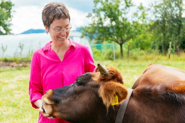 Bild 1 von 28: Hofrundgang - Michaela Gerstner-Scheller bei den Murnau-Werdenfelser Kühen.