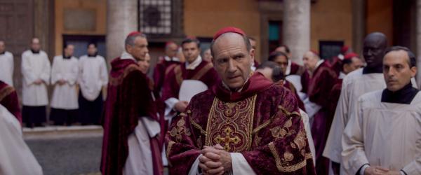 Bild 1 von 1: Ralph Fiennes stars as Cardinal Lawrence in director Edward Berger's CONCLAVE, a Focus Features release. Credit: Courtesy of Focus Features.