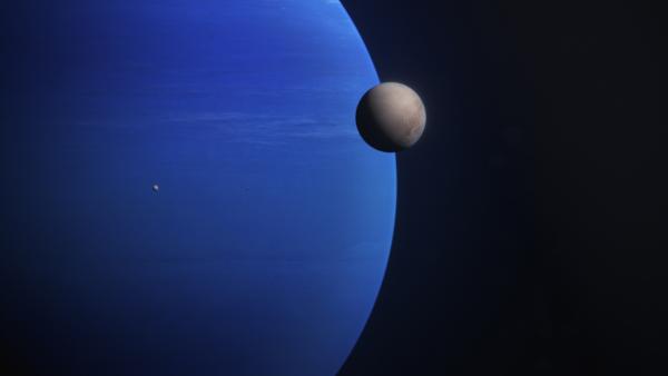 Bild 1 von 3: Triton ist einer von Neptuns 14 Monden. Aus der Ferne sieht er aus wie ein eisiges Objekt, aber aus der Nähe zeigt sich, dass dieser große Mond vulkanisch aktiv ist. Stickstoff-Geysire schießen aus seiner eisigen Oberfläche bis zu acht Kilometer in die dünne Atmosphäre.