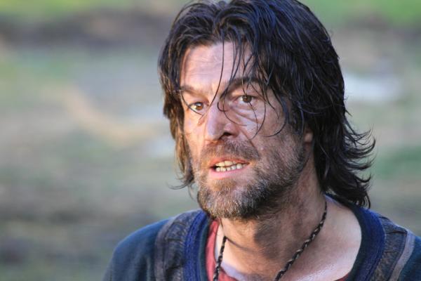 Bild 1 von 3: Widukind (Zoltan Butuc) schwört Rache nach dem Überfall der Franken auf sein sächsisches Dorf.