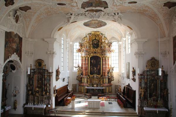 Bild 1 von 11: Blick nach unten auf den Altar der Pfarrkirche Hilpoltstein.