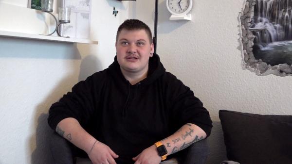 Bild 1 von 2: S12E51: Damian hat dagegen Grund zur Hoffnung - nach langer Jobsuche darf der 26-jährige Transmann bald eine Verkäufer-Ausbildung beginnen.