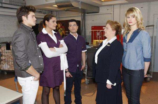 Bild 1 von 10: Jessica ist zutiefst beschämt, als ihre Lüge vor Moritz auffliegt: (v.l.n.r.) Moritz Berg (Eugen Bauder), Chris Putzer (Sophia Thomalla), Bilge Üzüm (Olgu Caglar), Paula Gabrian (Regine Hentschel) und Jessica Schneider (Isabell Ege) ...