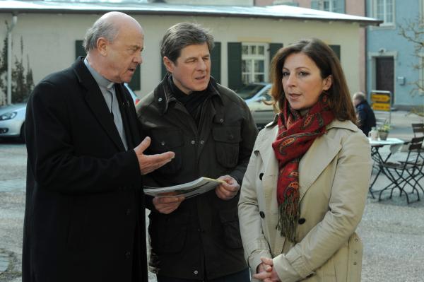 Bild 1 von 10: Ella spricht mit Pfarrer Kurz über ihren Plan, ihr Geheimnis für sich zu behalten. Von links: Pfarrer Kurz (Hans Stadlbauer), Roland Bamberger (Horst Kummeth) und Ella Westenrieder (Bettina Redlich).