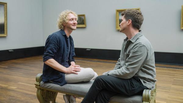 Bild 1 von 11: Frank (r.) trifft auch den Philosophen und Autor Christian Uhle (l.), mit dem er über Lebenssinnsuche in der Gen Y und Z spricht.