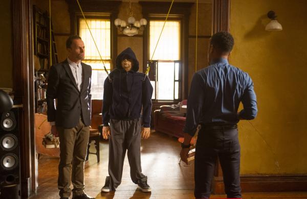Bild 1 von 7: Holmes (Jonny Lee Miller, l.) prüft Bell (Jon Michael Hill, r.) auf Herz und Nieren, damit dieser seine Prüfung zum Polizeioffizier besteht ...