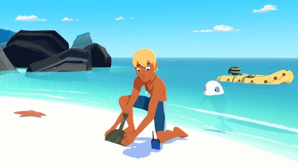 Bild 1 von 5: Yann (l.) bereitet eine Schatzsuche für Marina und ihre Piratenbande vor. Zoom (r.) beobachtet ihn dabei.