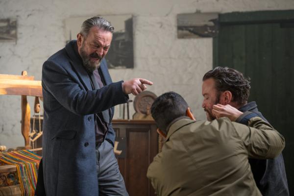 Bild 1 von 9: Frank McDonnell (Francis Magee, l.) ist sauer auf seinen Sohn Donal McDonnell (Diarmaid Murtagh, r.), der auf eigene Faust Elliot entführte. Das nämlich hatte den Mord an einem Familienmitglied durch Elliots Mutter Niamh zur Folge - und wird den Krieg zwischen den Cassidys und den McDonnells wieder aufflammen lassen. Helfer Asim (Assad Raza) versucht derweil, die Brandwunden in Donals Gesicht zu behandeln.